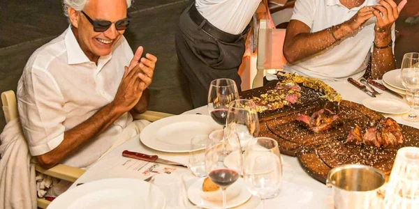 Salt Bae a fost invitatul special al lui Andrea Bocelli în Toscana