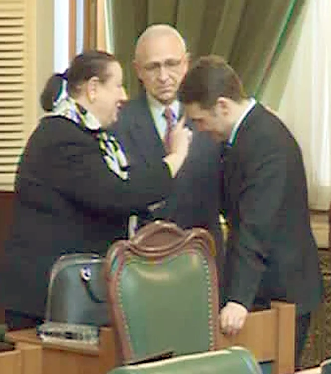 După aceea, Şova a primit  binecuvântarea  şi pe frunte...