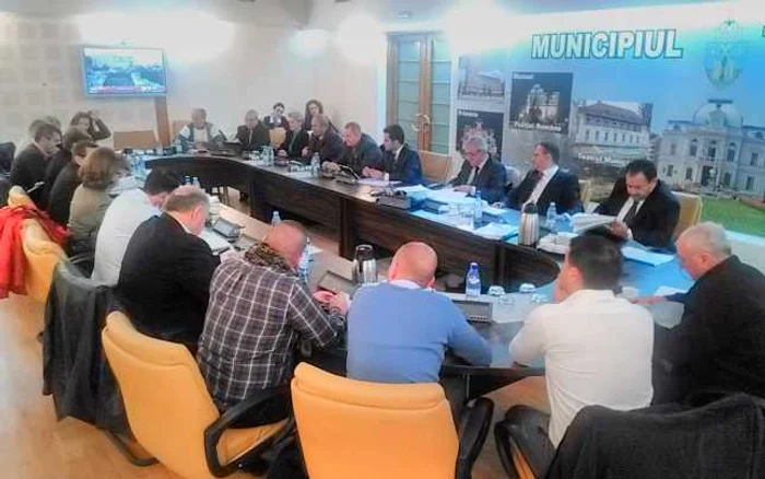 Ceartă în Consiliul Local, pe buget: "Nu e posibil să dăm 54 de miliarde la drumuri şi 130 la teatru şi sport"