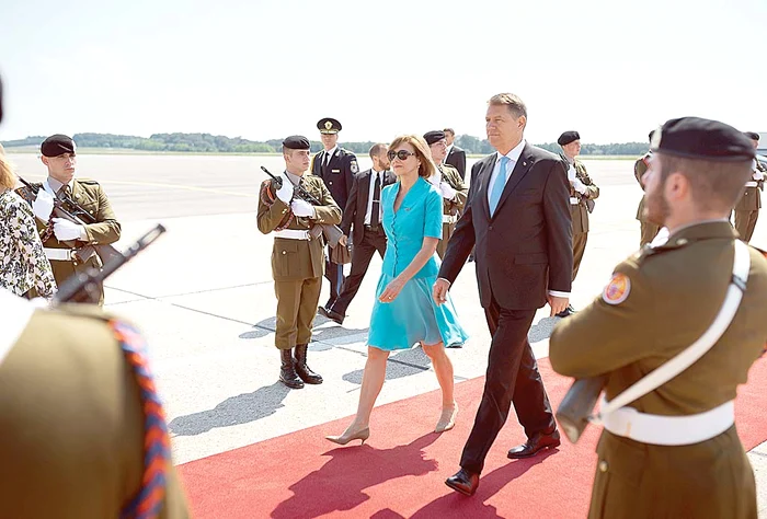 La sosirea în Luxemburg, Carmen Iohannis a fost îmbrăcată într-un deux-piece creat de Andreea Tincu