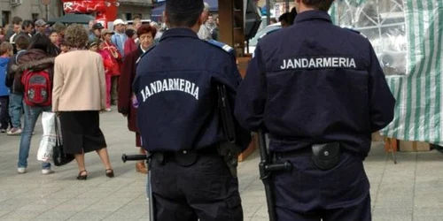 Jandarmii l-au controlat pe bărbat şi i-au găsit mai multe produse în buzunarele gecii