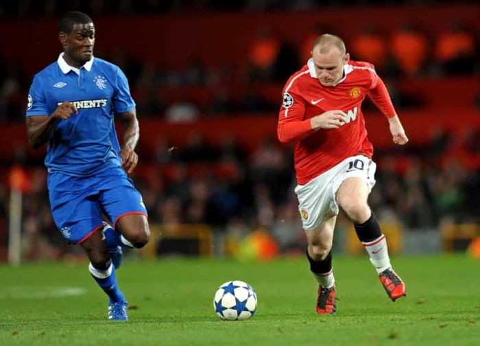 Wayne Rooney (dreapta) ar putea pleca în curând de la Manchester United EPA