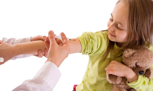 fetita copil vaccin injectie seringa ursulet medic doctor shutterstock 10934992 jpeg