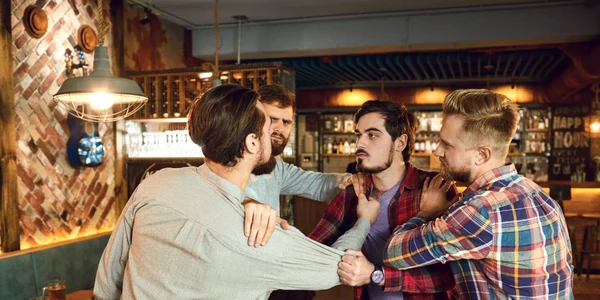 Bătaie în bar - conflict la petrecere - barbati agresivi FOTO Shutterstock 