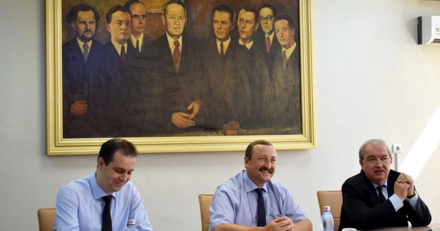 Bogdan Budeanu, rectorul Dan Caşcaval şi Daniel Condurache FOTO TU Iaşi