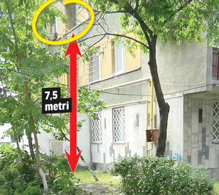 În locul în care a căzut au rămas împrăştiate jucăriile, după ce copilul a fost luat de ambulanţă