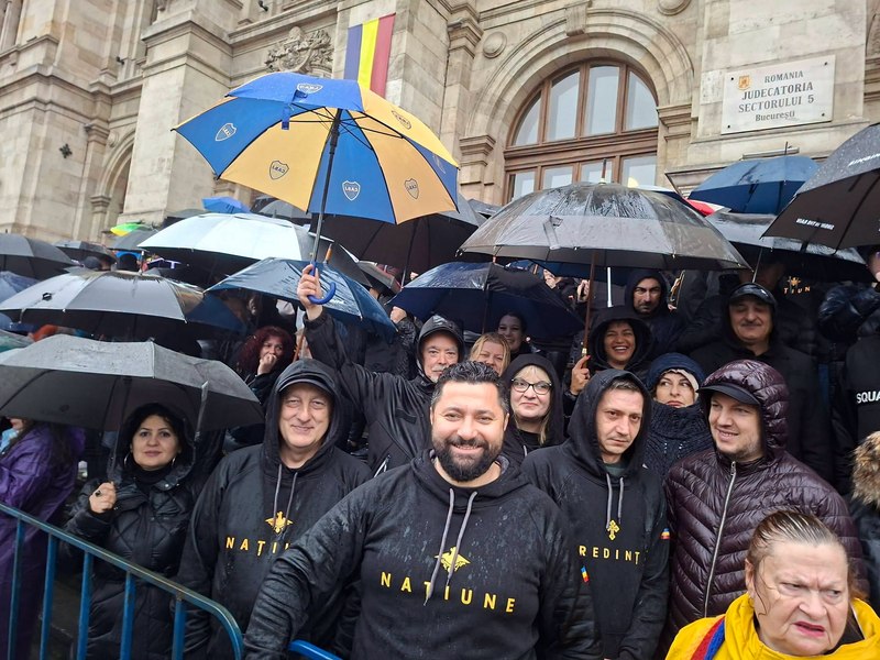 Susținătorii lui Călin Georgescu au blocat traficul în centrul Bucureștiului, în așteptarea deciziei magistraților