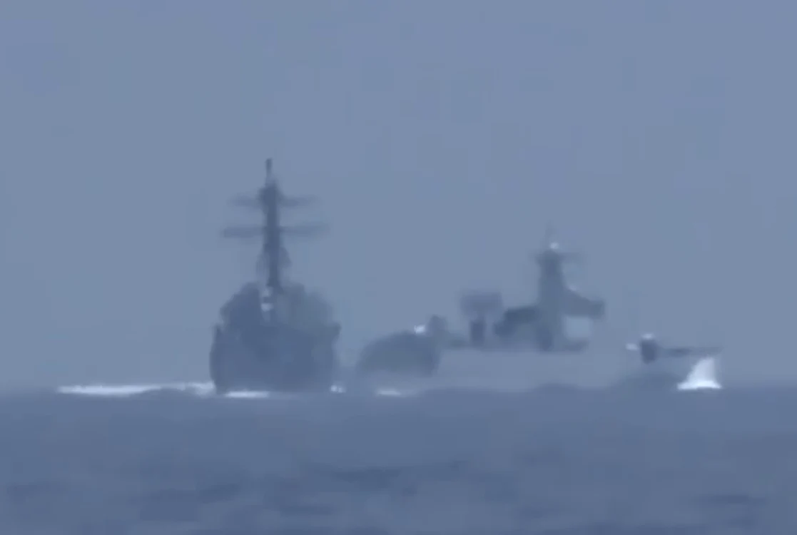 Distrugătorul marinei americane și nava chineză FOTO Captură/ Telegraph