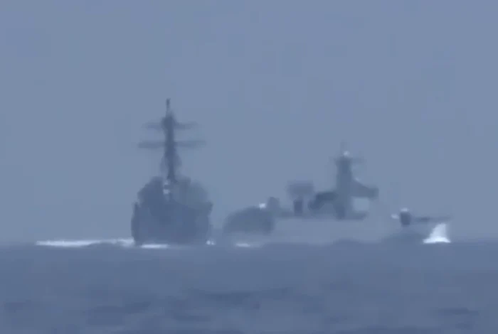 Distrugătorul marinei americane și nava chineză FOTO Captură/ Telegraph