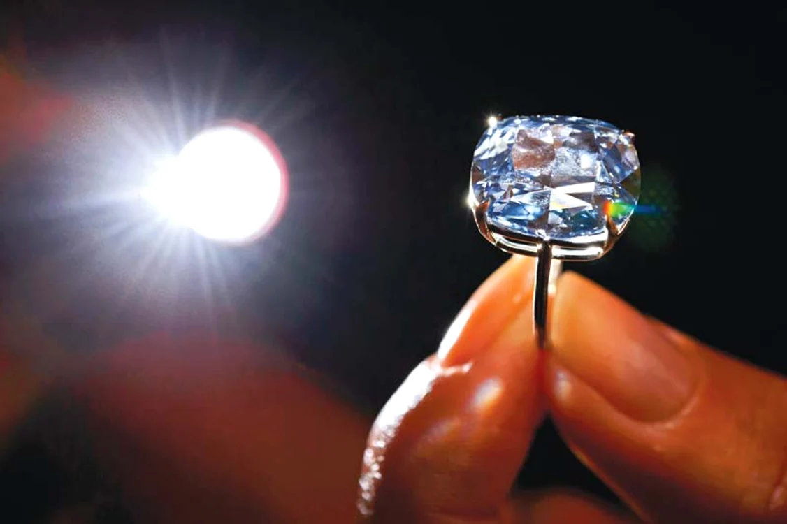 ”Luna albastră”, cel mai scump diamant. 48,4 mil. $