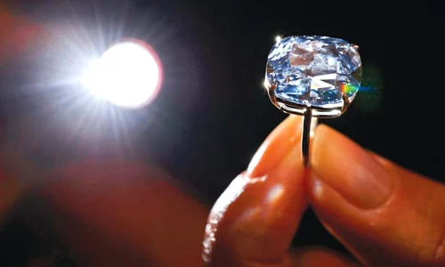 ”Luna albastră”, cel mai scump diamant  48,4 mil  $ jpeg