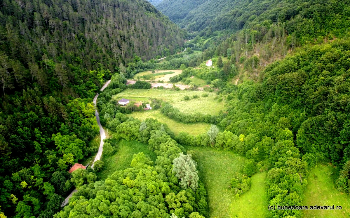 Drumul spre Runcu Mare va fi modernizat complet (foto: Daniel Guță / Adevărul)