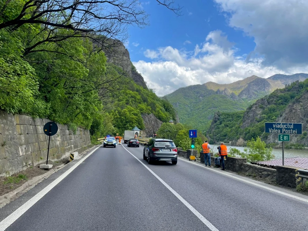 Lucrări de întreţinere la Viaductul Valea Poştei de pe Valea Oltului - DN7 - la ieşirea din staţiunea Călimăneşti - Vâlcea spre Sibiu Foto Poliţia Vâlcea