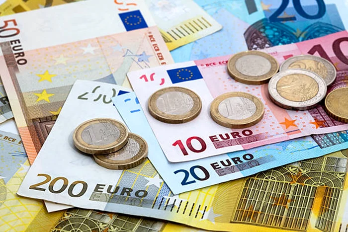 Monede și bancnote euro. FOTO: istock