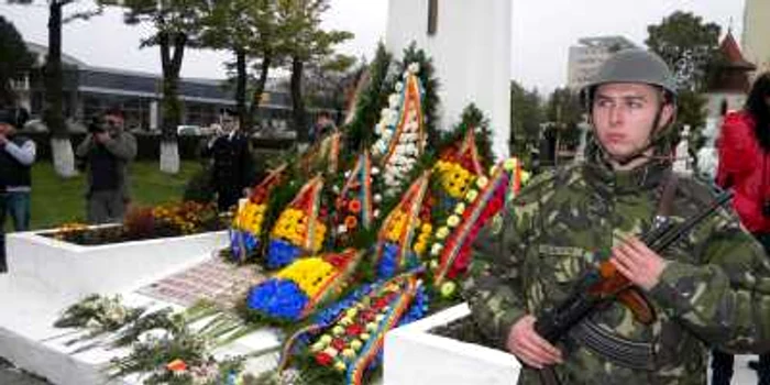 S-au depus coroane de flori la Monumentul Eroilor