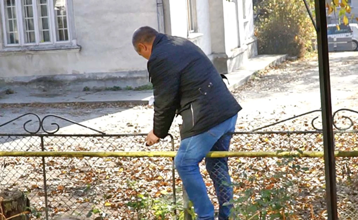 Doar aşa se poate pătrunde în sediul clubului şcolar Foto: adevarul.ro