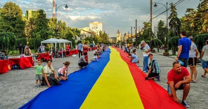 Tricolorul lung de 300 de metri va fi purtat de membrii Mişcării Civice Tinerii Moldovei, în timpul marşului Foto: Adevărul