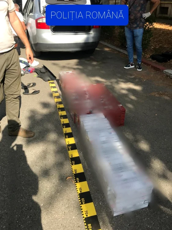 Contrabandă cu ţigări - operaţiune derulată în trei judeţe: Vâlcea, Dolj şi Suceava - în imagine o maşină surprinsă în trafic cu peste 100.000 de ţigarete Foto DMS