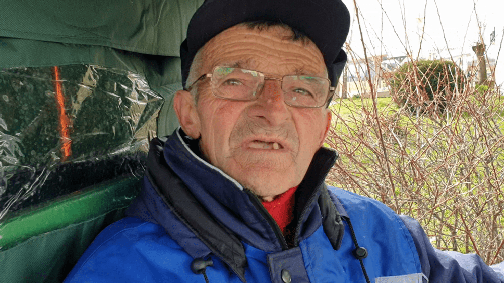 Angajat la 70 de ani. Moșu' strânge gunoaie și e mândru de munca lui: „Nu-i lucru urât“ VIDEO
