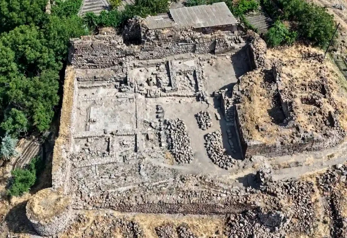 Castelul medieval Aruch din Armenia. Vedere generală