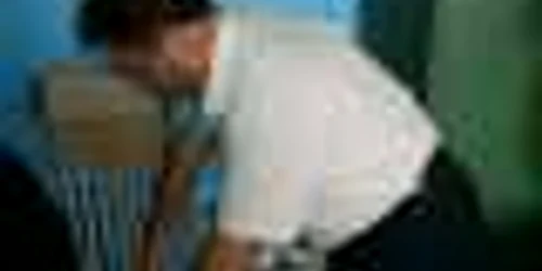 Alcoolul confiscat de poliţişti de la colţ de stradă