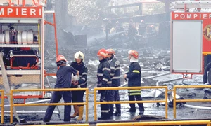 Faţada imobilului s a  prăbuşit sub acţiunea flăcărilor jpeg