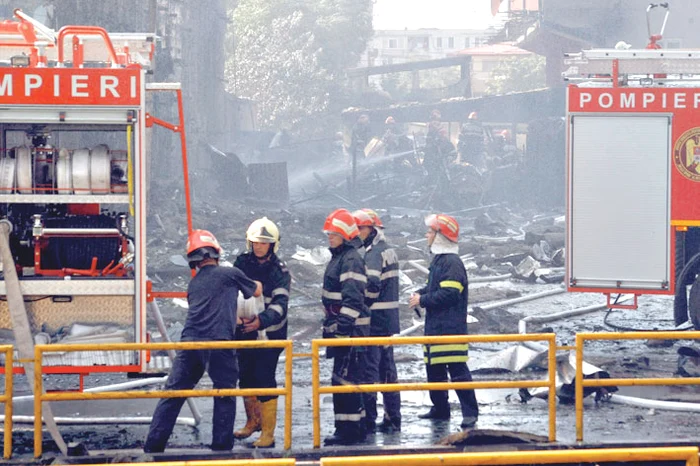 Faţada imobilului s-a  prăbuşit sub acţiunea flăcărilor