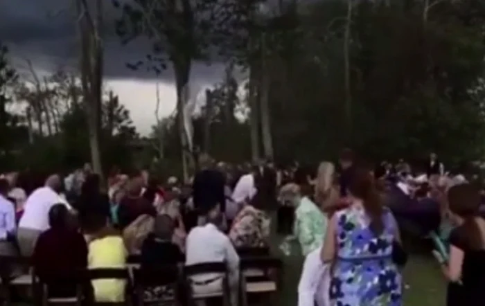 
    Tragedia se putea întâmpla chiar pe altar, unde mirele și mireasa urmau să-și unească destineleFoto captură/Mirror.co.uk  