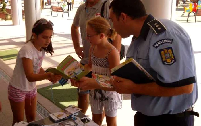 Poliţiştii în mijlocul cetăţenilor