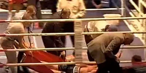 Boxerul a fost scos din ring  pe targă