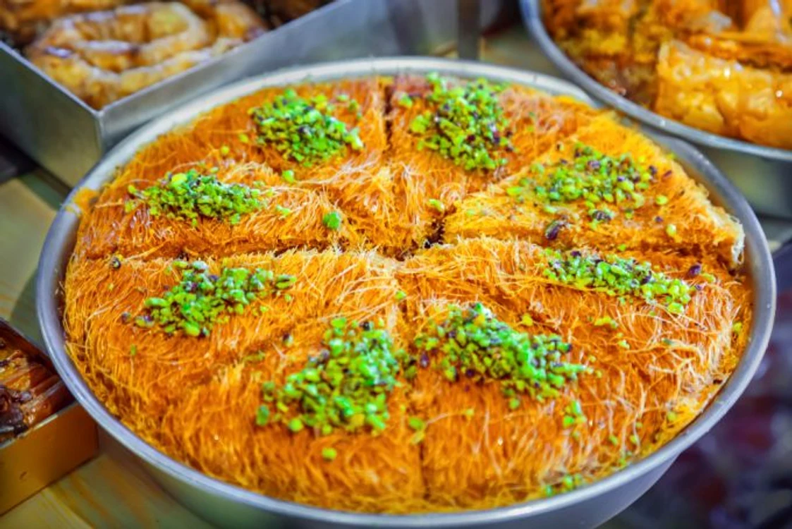 
    Cataif este o delicioasă prăjitură, una dintre cele mai populare din Orientul MijlociuFOTO: adevarul.ro  
