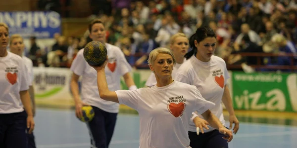 „Galacticele“ au jucat aseară pentru accederea în grupele principale ale Ligii Campionilor, dar şi pentru copiii cu dizabilităţi