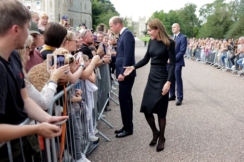 Kate Middleton a salutat persoanele venite la Palatul Windsor