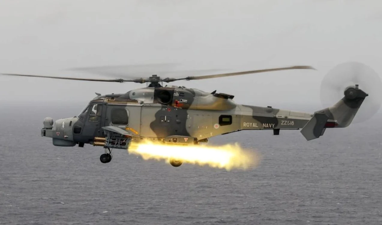 Eicopter Wildcat, deasupra mării. FOTO: Royal Navy