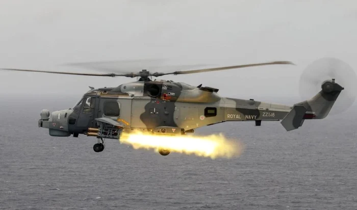 Eicopter Wildcat, deasupra mării. FOTO: Royal Navy
