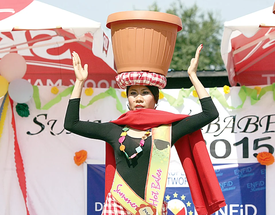 Mar Ballados (35 de ani) a interpretat un dans tradiţional filipinez (Ragragsakan)