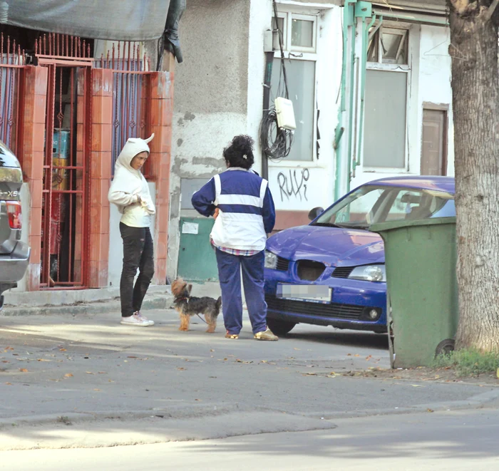 Doinița, îmbrăcată într-un hanorac cu coarne de drac, îi arată mamei maşina buşită