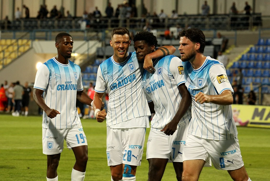 Oltenii se felicită după unul dintre golurile marcate în partida din Ungaria  (Foto: sportpictures)