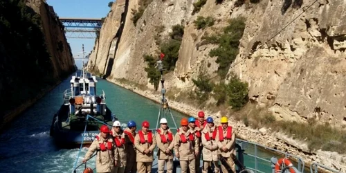 Premieră în Forţele Navale Române - Dragorul maritim Lt. Dimitrie Nicolescu traversează Canalul Korint Sursă foto dragor