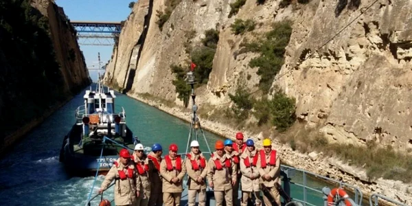 Premieră în Forţele Navale Române - Dragorul maritim Lt. Dimitrie Nicolescu traversează Canalul Korint Sursă foto dragor