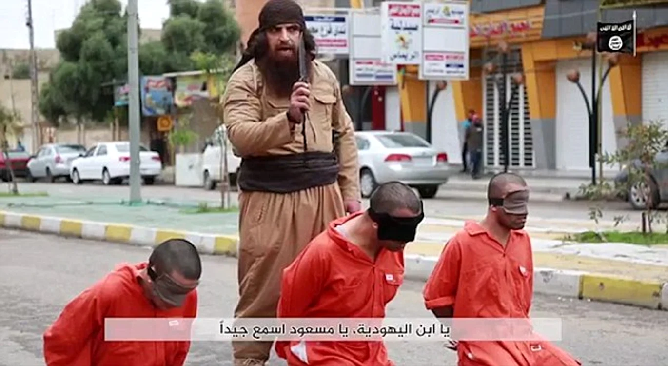 
    Militantul ISIS i-a decapitat pe prizonieri într-un spațiu publicFoto Daily Mail  