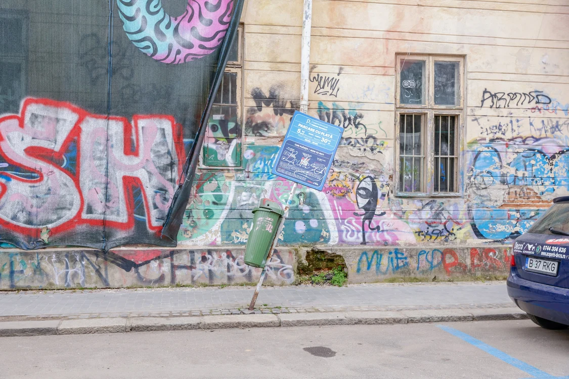 Una dintre clădirile acoperite cu grafitti. FOTO PMB