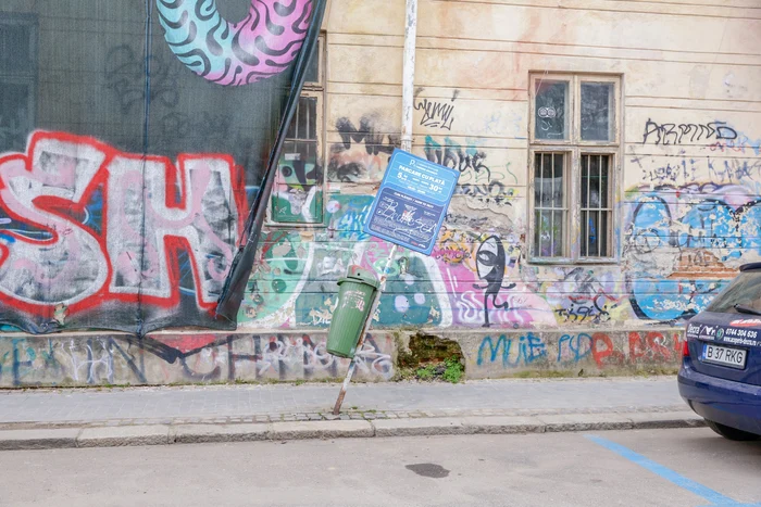 Una dintre clădirile acoperite cu grafitti. FOTO PMB