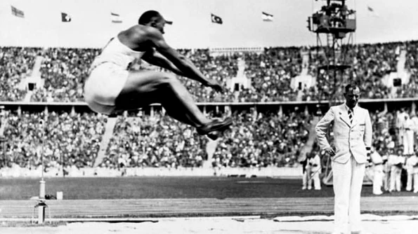 Studiourile Disney pregătesc un film despre Jesse Owens, atletul care l a sfidat pe Hitler jpeg