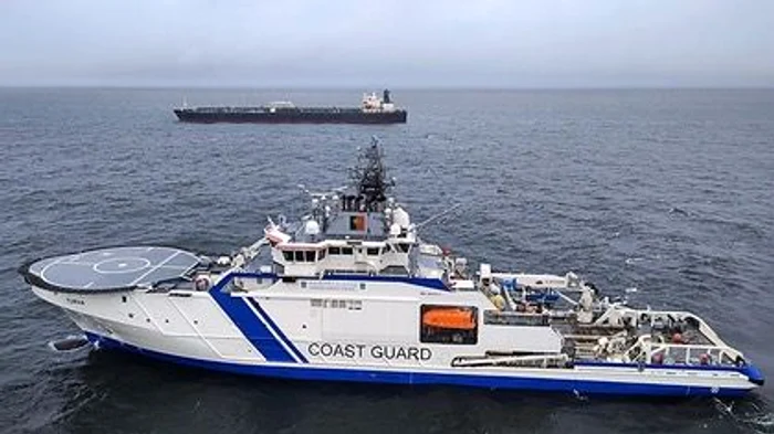 Navă a gărzii de coastă finlandeze escortând petrolierul rusesc Eagle S/ FOTO:X
