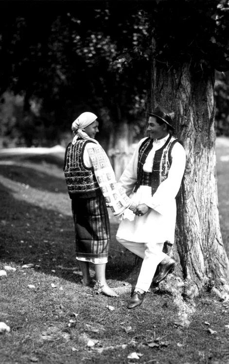 Tineri țărani îndrăgostiți
