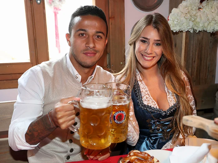 Thiago Alcantara şi iubita lui, Julia Vigas, la sărbătoarea de la Oktoberfest, găzduită de Kaefer Wiesenschaenke, din Theresienwiese