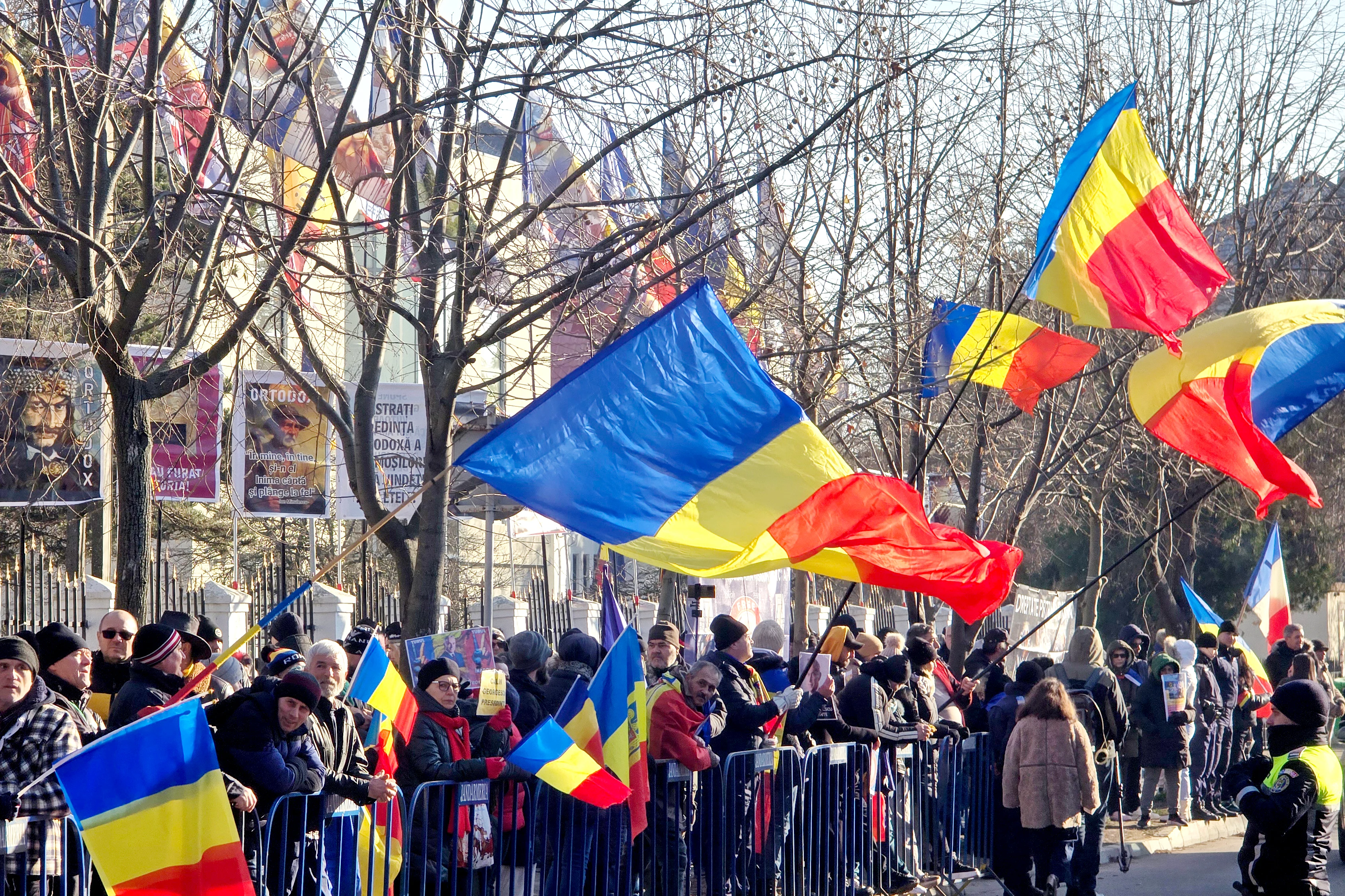 Susținătorii lui Călin Georgescu se adună în Parcul Carol. Autoritățile au instituit măsuri speciale de securitate