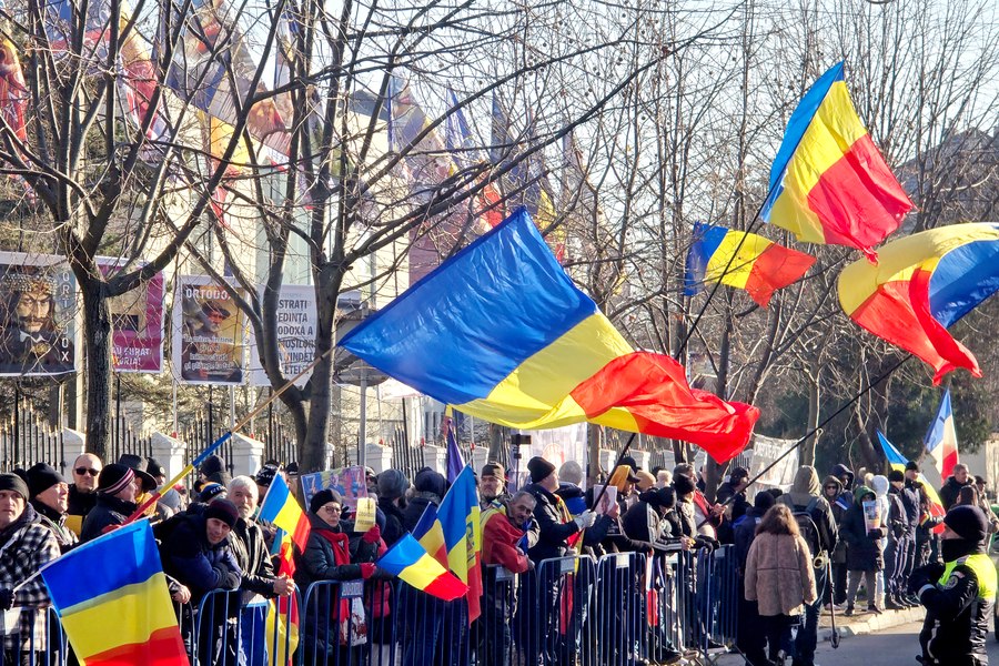 Susținătorii lui Călin Georgescu se adună în Parcul Carol. Autoritățile au instituit măsuri speciale de securitate
