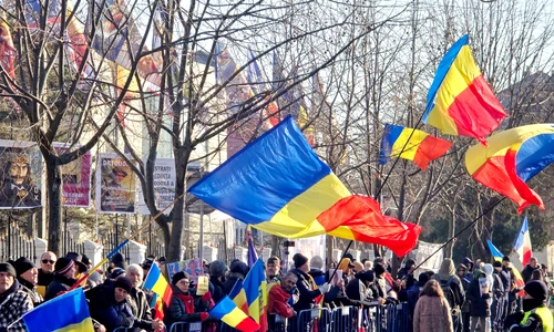 Călin Georgescu, așteptat de simpatizanții săi în fața sediului de poliție din Buftea FOTO Mediafax 